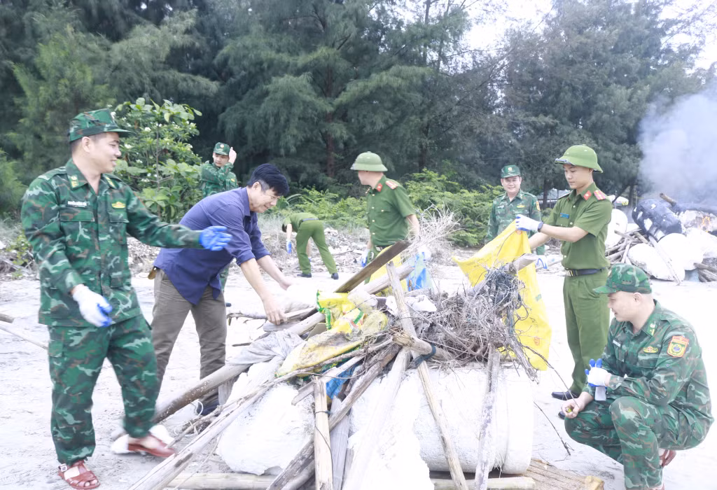 Các lực lượng phường Móng Cái 1 ra quân thu gom rác thải tại biển Trà Cổ.