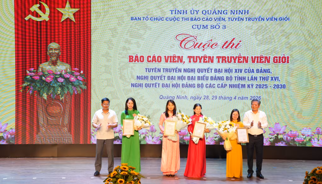 Ban Tổ chức trao giải chuyên đề cho 4 thí sinh.