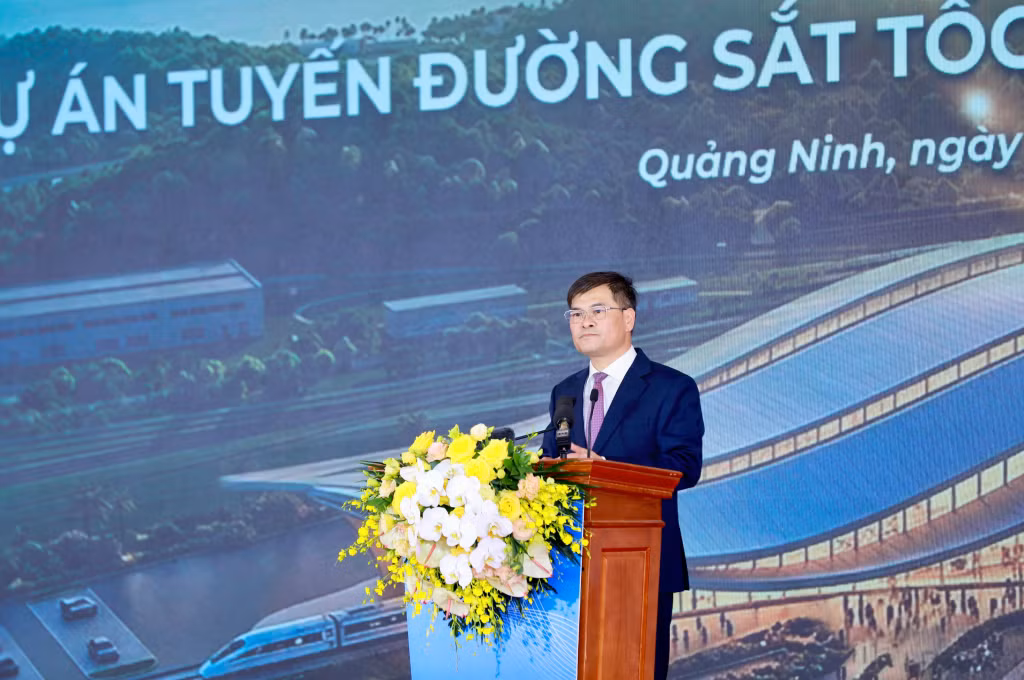 Đồng chí Bùi Văn Khắng, Phó Bí thư Tỉnh ủy, Chủ tịch UBND tỉnh Quảng Ninh, phát biểu tại buổi lễ.