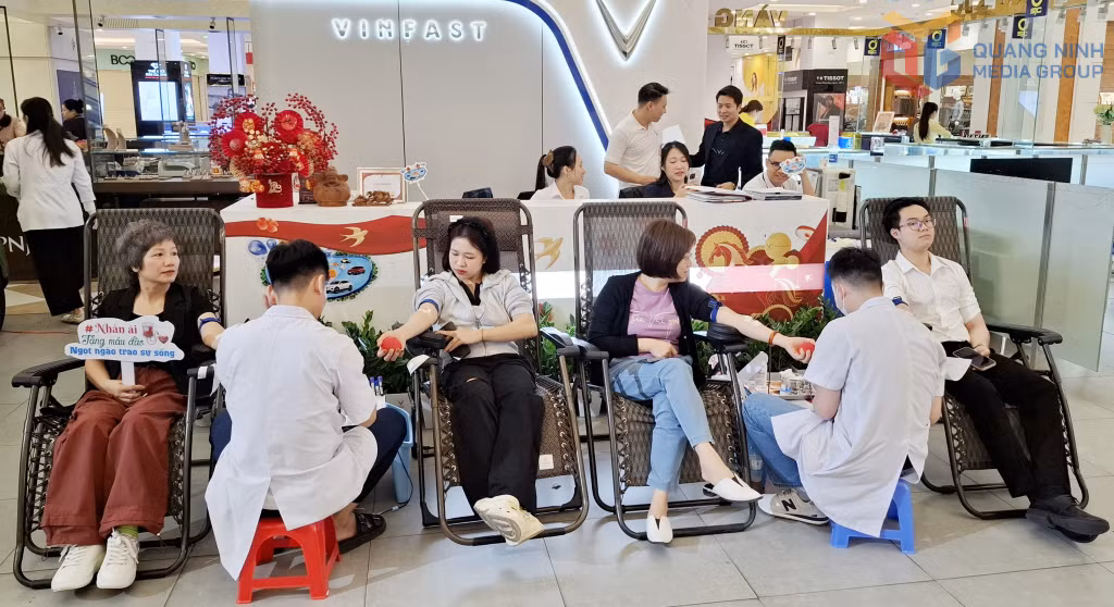 Đông đảo người dân tham gia hiến máu tình nguyện tại Vincom Plaza tháng 3/2026.