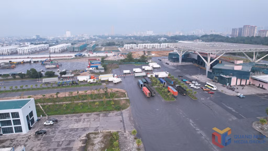 Công ty CP quốc tế Tân Đại Dương đang tiến hành mở rộng kho bãi, điểm tập kết để đáp ứng tối đa nhu cầu tập kết phương tiện nhập khẩu của doanh nghiệp.