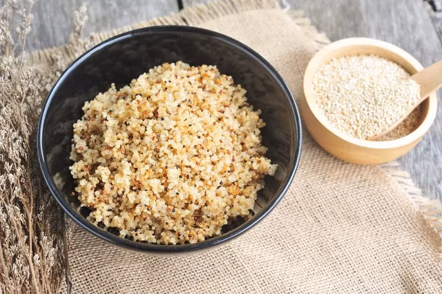 Ăn hạt quinoa giúp giảm mức cholesterol xấu và nguy cơ xơ vữa động mạch.