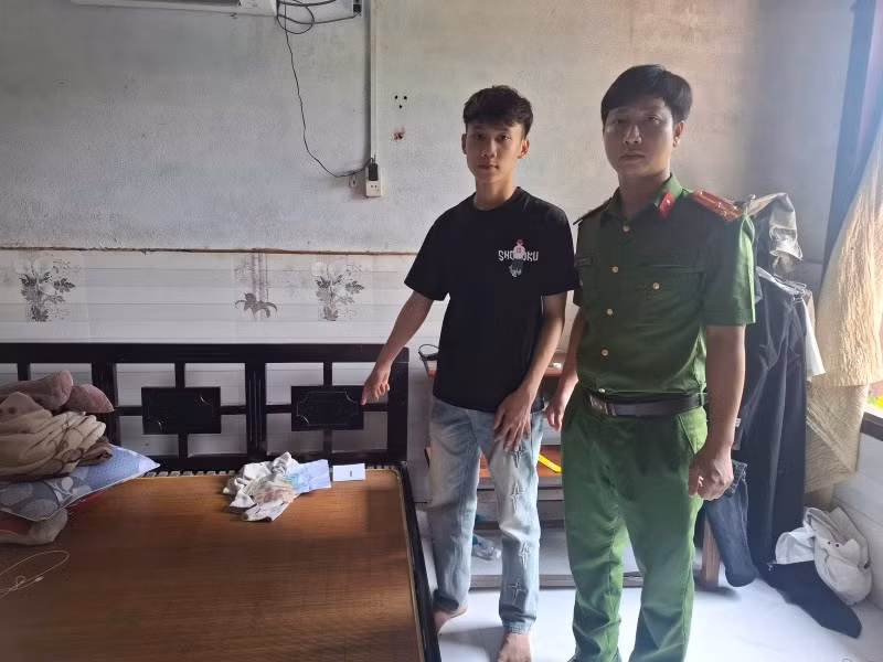 Công an Điện Bàn, Đà Nẵng bắt nam thanh niên cướp giật tiền ở quán tạp hóa sau 12 giờ truy xét. Ảnh: CACC
