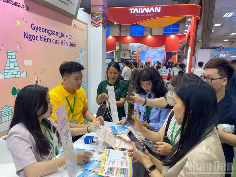 Gian hàng Tổng cục Du lịch Hàn Quốc tại Việt Nam mang tới nhiều trải nghiệm, trò chơi thú vị tìm hiểu văn hóa Hàn Quốc.
