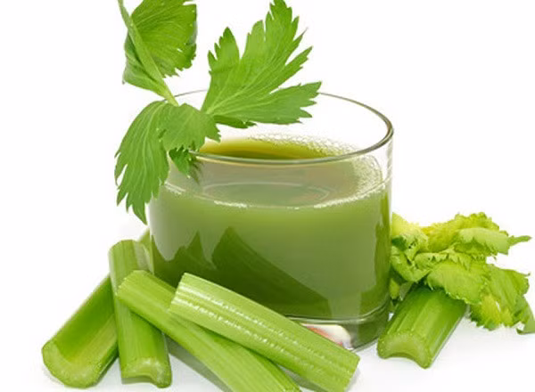 Nước ép cần tây hỗ trợ kiểm soát huyết áp thông qua cơ chế giãn mạch, lợi tiểu và chống oxy hóa.