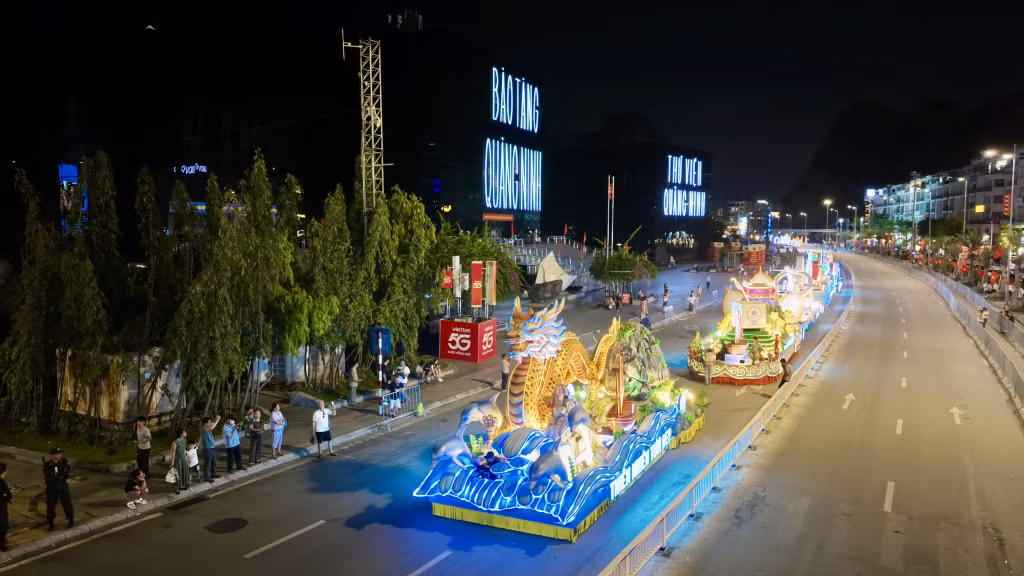 Khung cảnh diễu hành trên đường Trần Quốc Nghiễn.