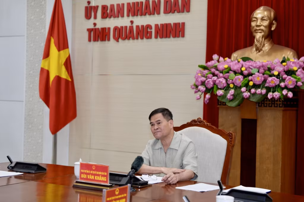Đồng chí Bùi Văn Khắng, Chủ tịch UBND tỉnh, Tổ trưởng Tổ công tác triển khai GPMB dự án chủ trì cuộc họp.
