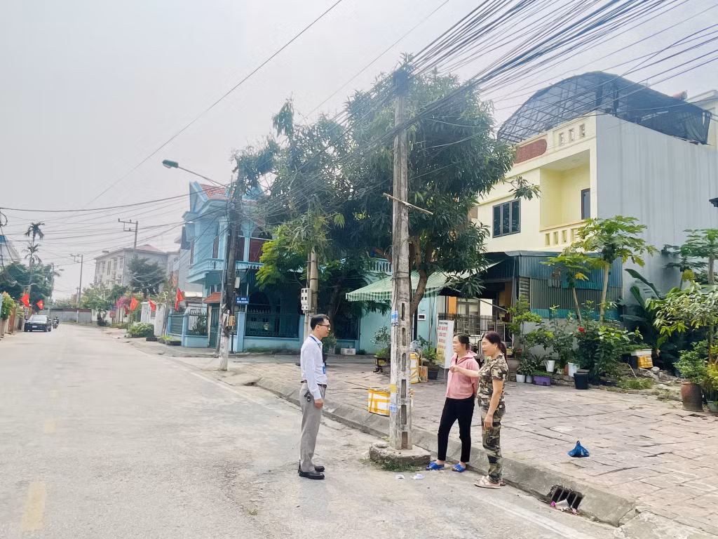 Cử tri và nhân dân khu 9 (phường Quảng Yên) mong muốn chính quyền và đơn vị liên quan sớm có phương án di dời các cột điện bất hợp lý.