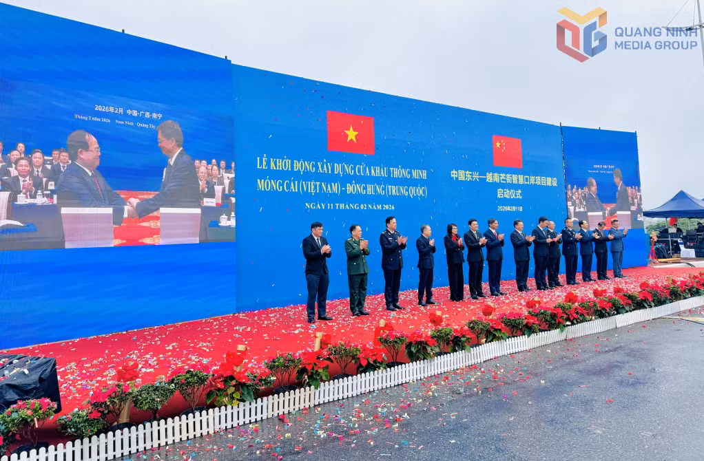 Các đại biểu thực hiện nghi thức khởi động xây dựng cửa khẩu thông minh Móng Cái - Đông Hưng tại vạch phân quản cầu Bắc Luân II. Ảnh: Mạnh Trường