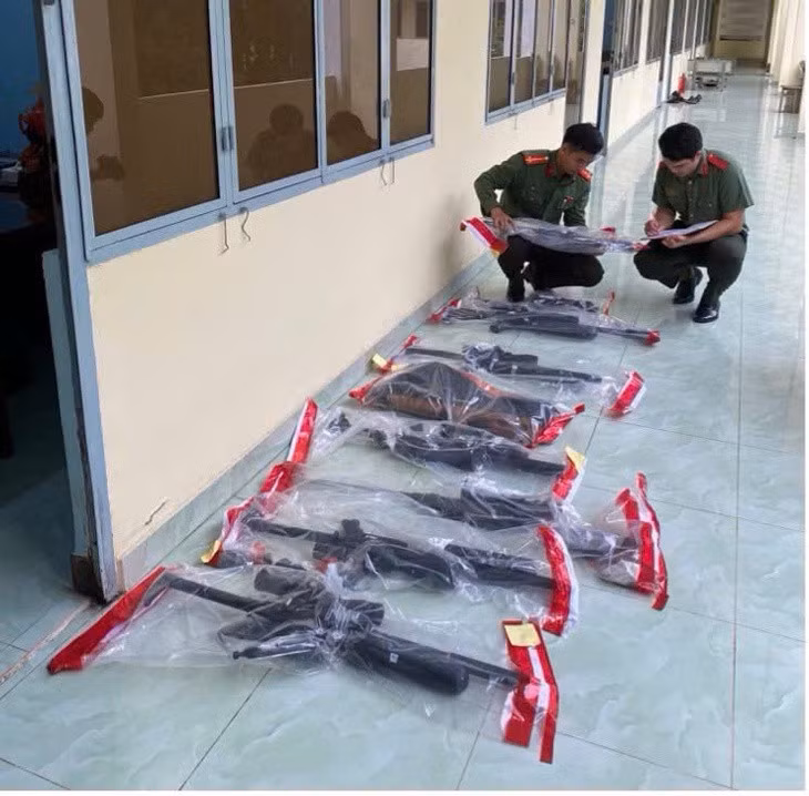 Cơ quan chức năng thu giữ 9 khẩu súng nén khí, 1 khẩu súng ngắn, 8 viên đạn dùng cho súng ngắn và 2.841 viên đạn các loại sử dụng cho súng nén khí - Ảnh: Công an Đồng Tháp