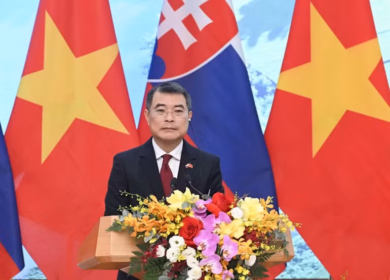 Thủ tướng Lê Minh Hưng phát biểu tại họp báo. (Ảnh TRẦN HẢI)