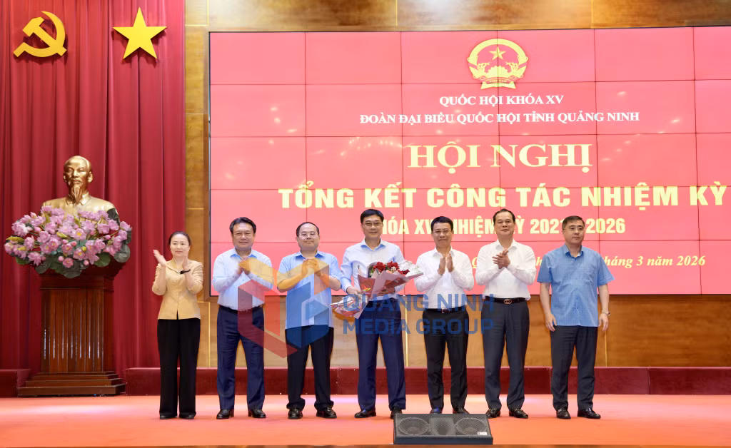 Các đồng chí lãnh đạo tỉnh tặng hoa Phó Chủ tịch Quốc hội Vũ Hồng Thanh, ĐBQH tỉnh khóa XV (4-2026). Ảnh: Đỗ Phương