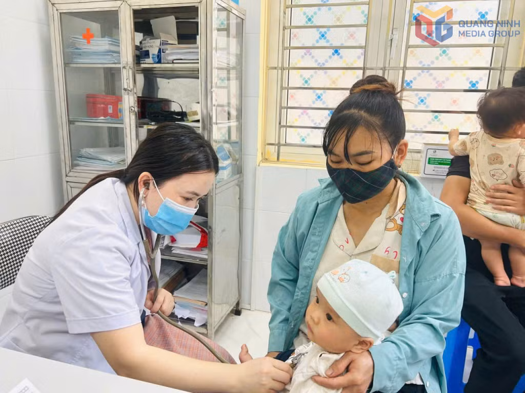 Bác sĩ Trạm Y tế xã Hải Lạng khám sàng lọc cho trẻ trước khi tiêm vắc-xin.