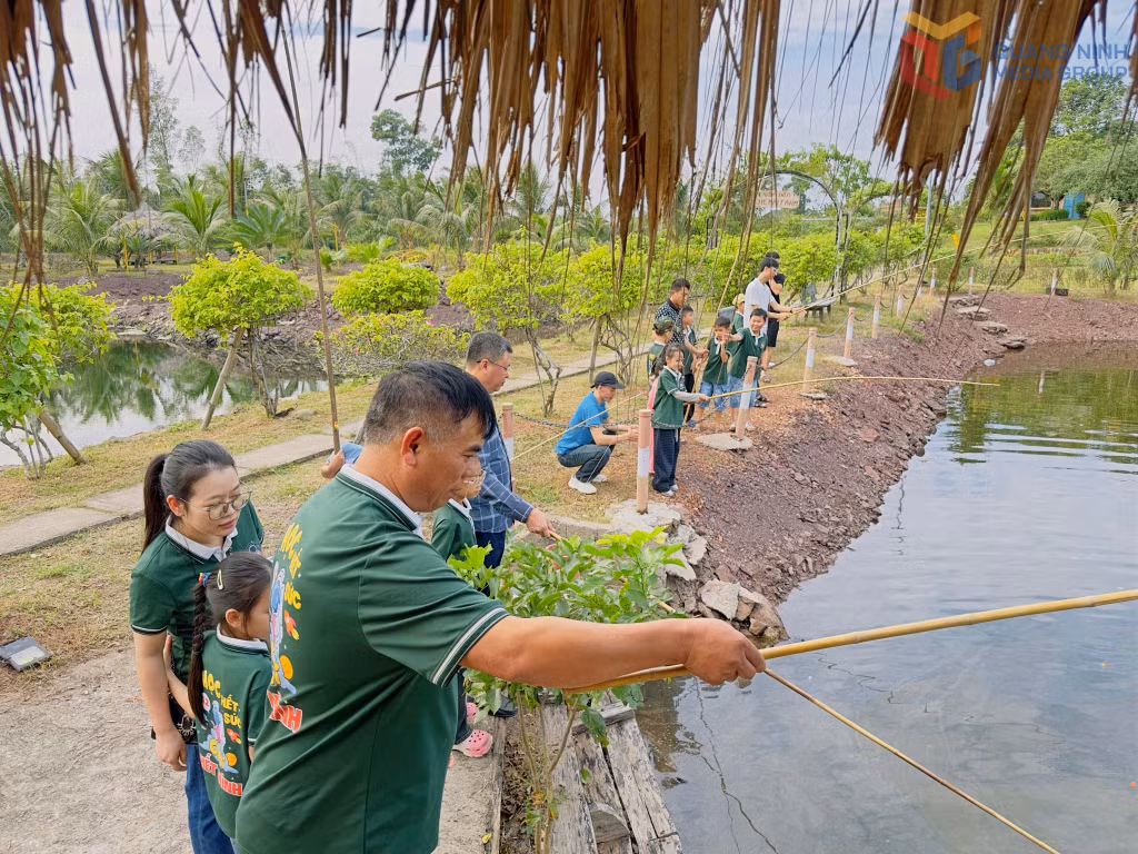 Du khách trải nghiệm câu cá tại Khe Mai Farm.