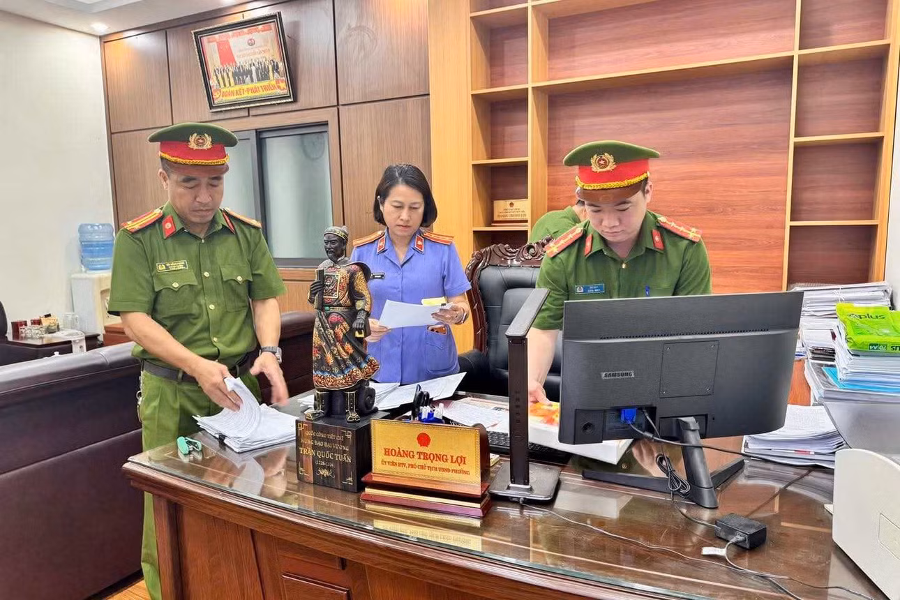 Cơ quan Công an khám xét nơi làm việc của đối tượng Hoàng Trọng Lợi. Ảnh: CACC