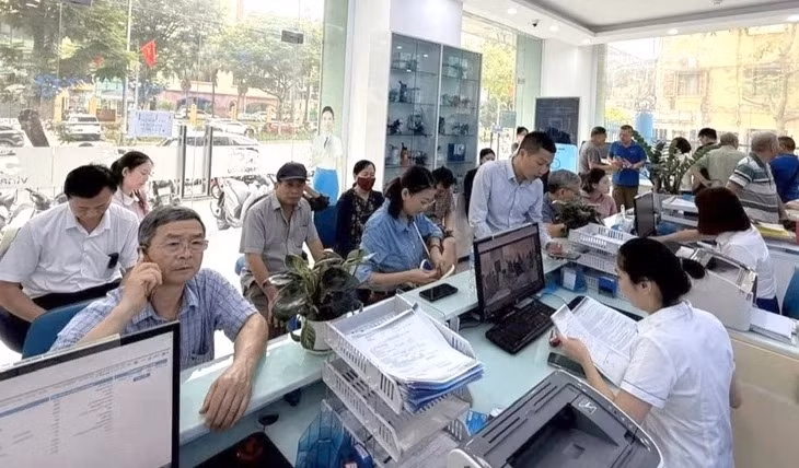 Khá đông khách hàng đến điểm giao dịch của nhà mạng Vinaphone trong sáng 15-4 - Ảnh: MAI HỒNG