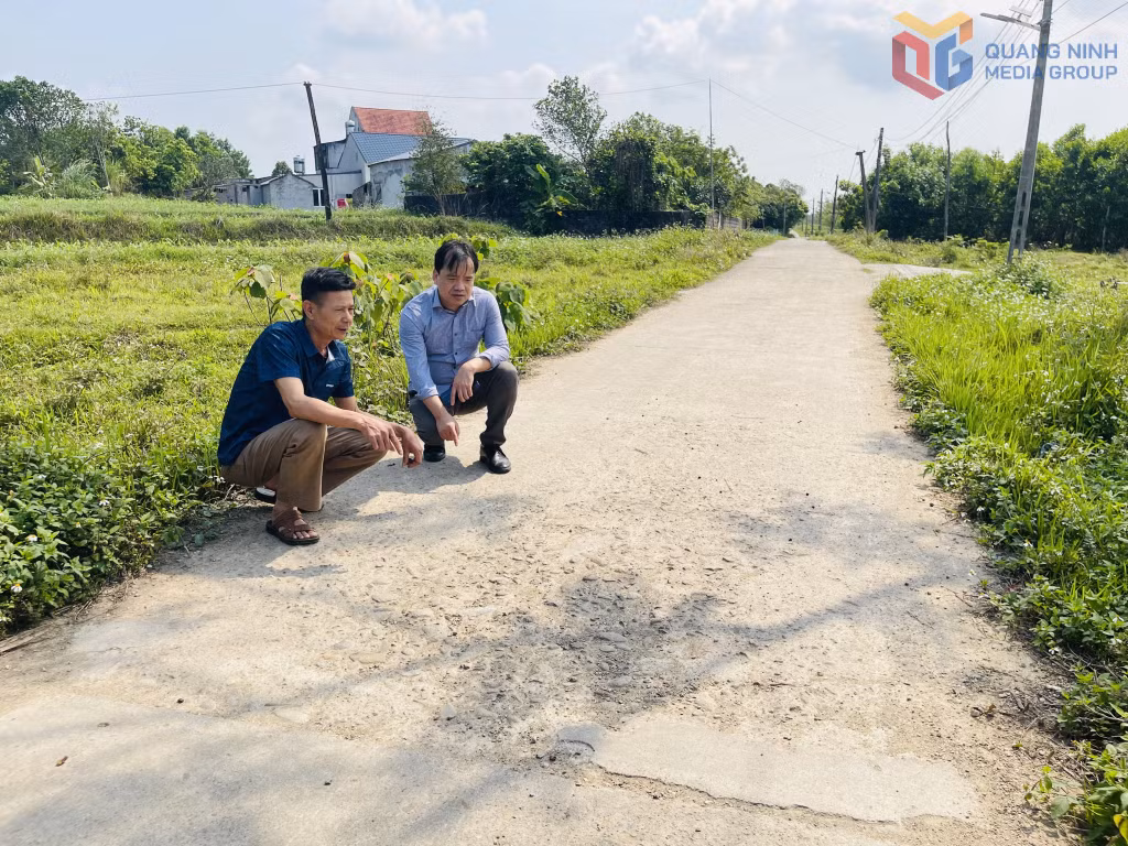 Chính quyền địa phương kiểm tra hiện trạng tuyến đường từ cổng chào thôn Tân Hợp đến nhà văn hóa thôn.