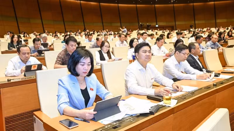Quốc hội làm việc tại hội trường nghe Tờ trình và Báo cáo thẩm tra dự án Luật sửa đổi, bổ sung một số điều của Luật Công chứng. (Ảnh: DUY LINH)