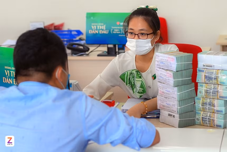 Trước khi có chỉ đạo của Ngân hàng Nhà nước, mặt bằng lãi suất huy động các kỳ hạn dài tại nhiều ngân hàng thương mại đã vượt 7%/năm. Ảnh: Nam Khánh.