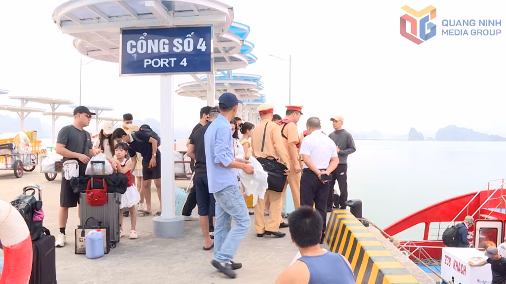 Từ đầu tháng 4/2026, những ngày cuối tuần Bến cảng quốc tế Ao Tiên đón khoảng 2.000 lượt khách đi các tuyến đảo, tăng gấp nhiều lần so với cùng kỳ năm 2025.