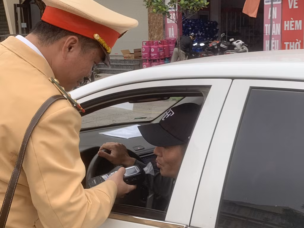 Lực lượng CSGT kiểm tra nồng độ cồn của lái xe.
