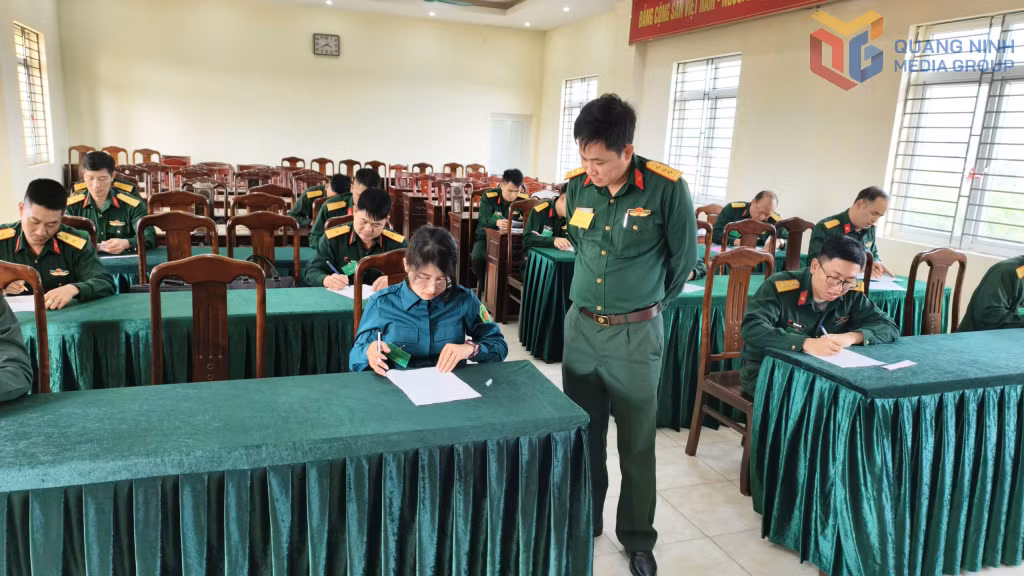 Các báo cáo viên tham gia phần thi kiến thức tại Ban Chỉ huy PTKV 1- Quảng Hà.