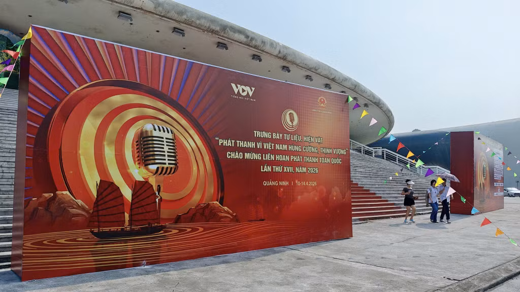 Không gian trưng bày tư liệu, hiện vật với chủ đề “Phát thanh vì Việt Nam hùng cường, thịnh vượng” được tổ chức tại tầng 2, Cung Quy hoạch, Hội chợ và Triển lãm tỉnh Quảng Ninh. Ngay từ khu vực sân Cung, các pano, background cỡ lớn đã được hoàn thiện, phục vụ công tác thông tin, tuyên truyền và quảng bá sự kiện.