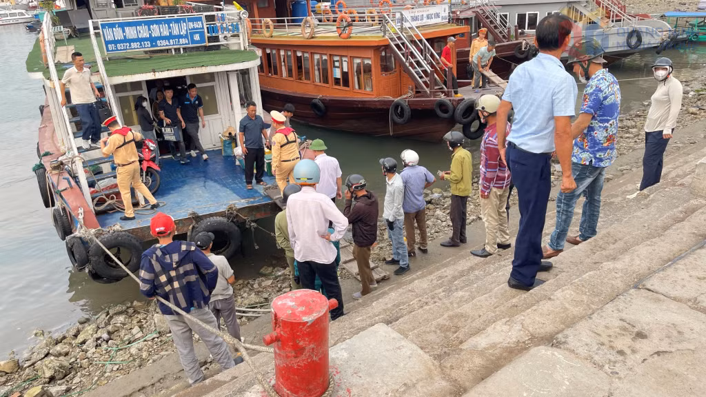 Lực lượng chức năng tăng cường kiểm tra việc chấp hành các quy định ATGT đường thủy nội địa trên các phương tiện trước khi cấp lệnh rời bến.