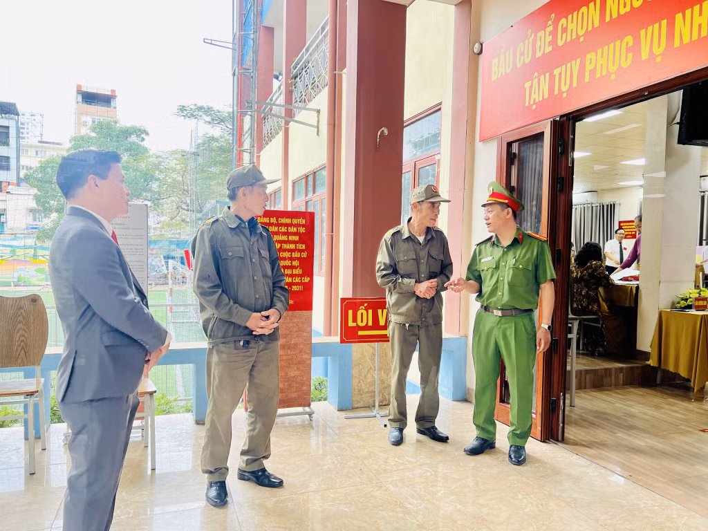 Công an và lực lượng ANTT ở cơ sở phường Hồng Gai đảm bảo ANTT phục vụ công tác bầu cử đại biểu Quốc hội khóa XVI và đại biểu HĐND các cấp, nhiệm kỳ 2026-2031 tại khu vực bỏ phiếu số 3 - khu phố Hồng Gai 3.