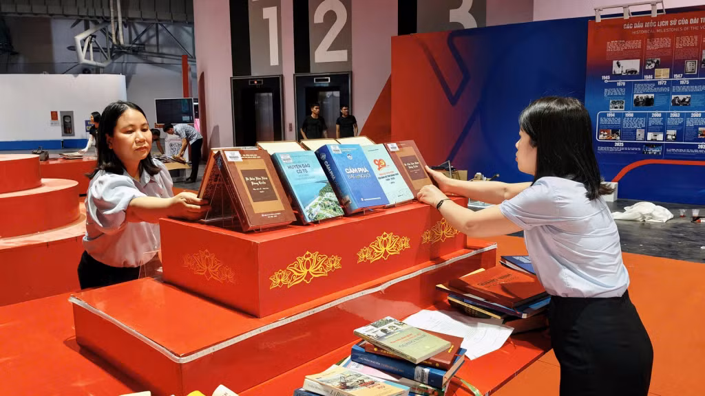 Cán bộ Bảo tàng Thư viện tỉnh Quảng Ninh cũng đang hoàn tất việc sắp xếp, trưng bày các sách báo, tư liệu về tỉnh Quảng Ninh, lịch sử xây dựng và phát triển Vùng Mỏ.