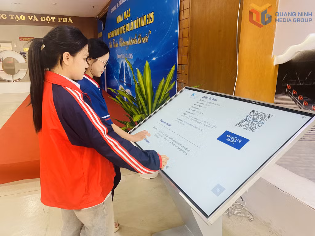 Thư viện tỉnh bố trí màn hình lớn tại sảnh phục vụ nhu cầu cho bạn đọc tra cứu.