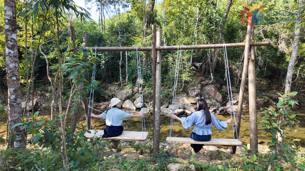Du khách hòa mình vào không gian xanh tại Kỳ Thượng.