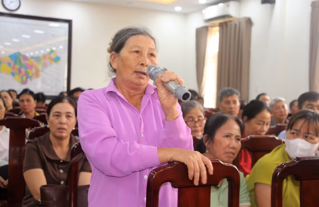 Người dân nêu ý kiến tại hội nghị.