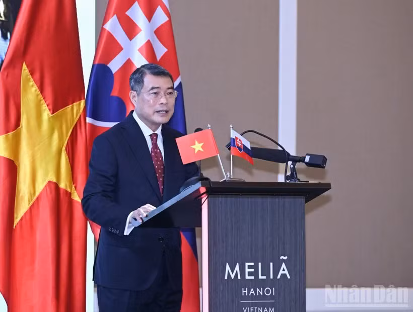 Thủ tướng Chính phủ Lê Minh Hưng phát biểu ý kiến tại Diễn đàn Doanh nghiệp Việt Nam-Slovakia. (Ảnh: TRẦN HẢI)