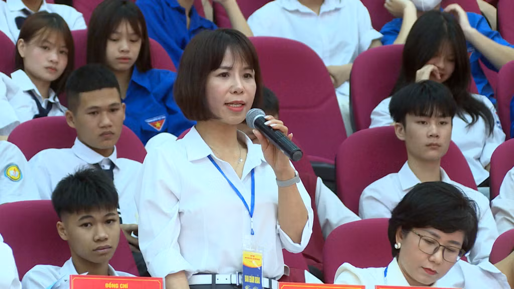 Ban Giám khảo đặt câu hỏi cho thí sinh tại hội thi.