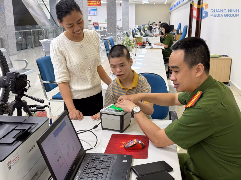 Cán bộ, chiến sĩ Phòng Cảnh sát QLHC về TTXH, Công an tỉnh Quảng Ninh bổ sung thông tin và cấp Căn cước cho trẻ em có hoàn cảnh đặc biệt năm 2026.