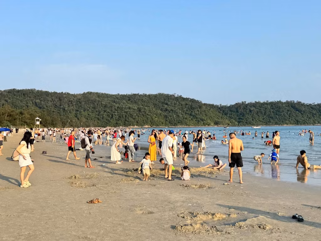 Du khách tắm biển tại bãi tắm Hồng Vàn, đặc khu Cô Tô. Ảnh: Trung tâm truyền thông văn hoá Cô Tô