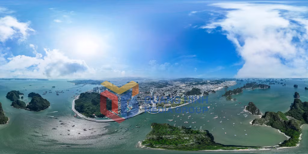 Núi Bài Thơ đứng sừng sững, hiên ngang trước biển. Ảnh: Phạm Học