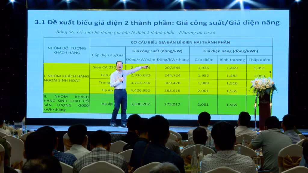 Chuyên gia trao đổi về giá điện hai thành phần tại hội nghị.