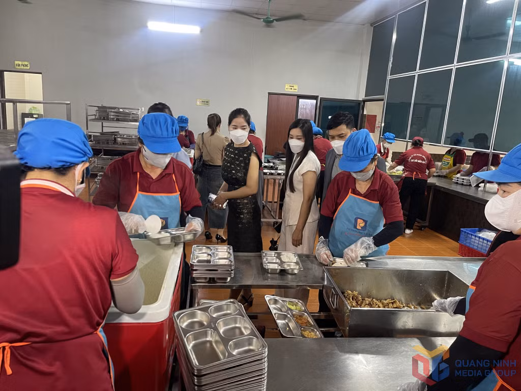 Phụ huynh Trường Tiểu học Hà Lầm (phường Hà Lầm) thường xuyên kiểm tra việc cung cấp bữa ăn cho học sinh hàng ngày tại Công ty CP Hồng Đức. Hiện đơn vị này đang cung cấp khoảng 13.000 suất ăn mỗi ngày cho các trường học.