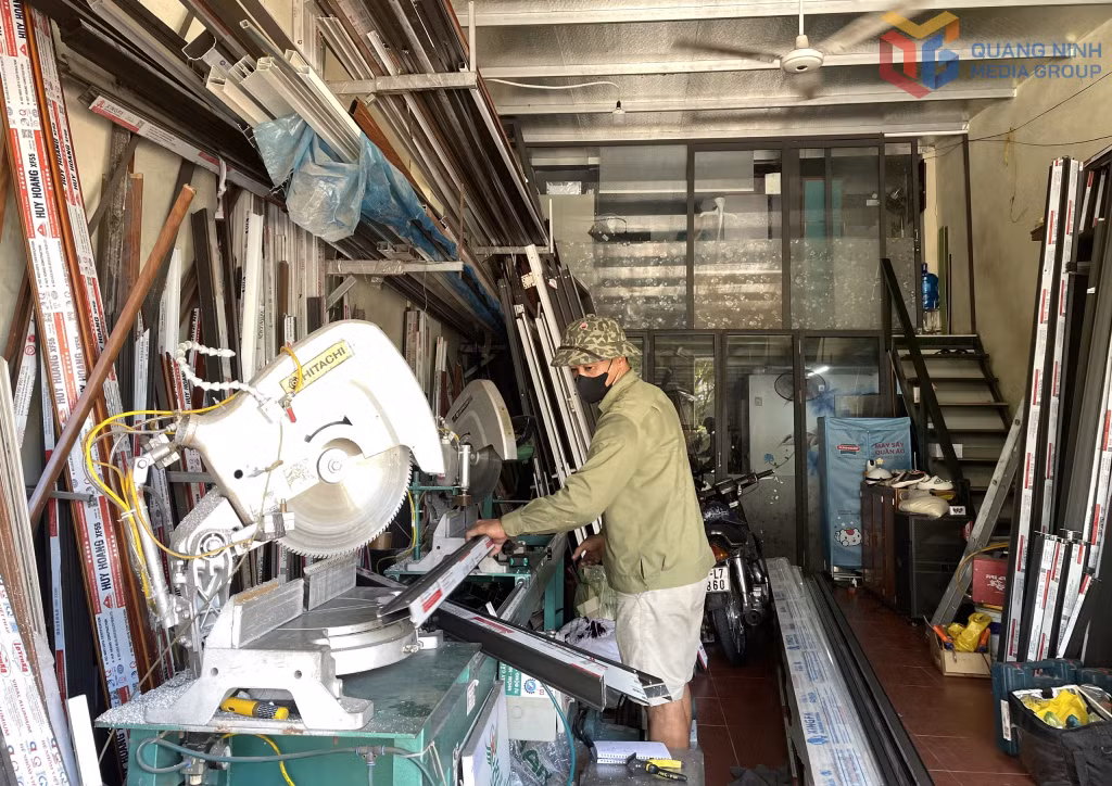 Một cơ sở gia công nhôm kính tại phường Hà Lầm.