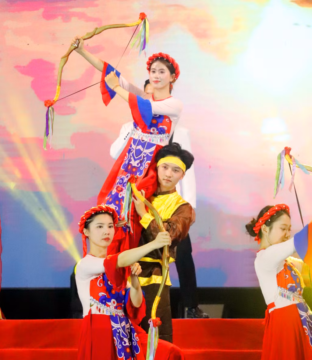 Các tiết mục văn nghệ, diễn xướng ôn lại chiến thắng xưa, nhắc lại chiến công của cha ông.