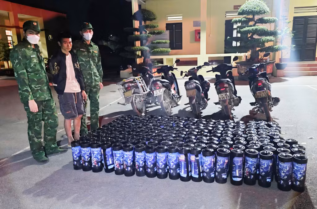 Đối tượng Hà Thanh Phong cùng tang vật.