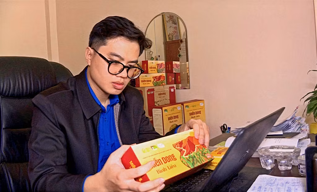 Anh Nguyễn Xuân Tùng mạnh dạn cải tiến mẫu mã, bao bì sản phẩm mang nét đặc trưng văn hóa địa phương. Ảnh: Nguyễn Dung.