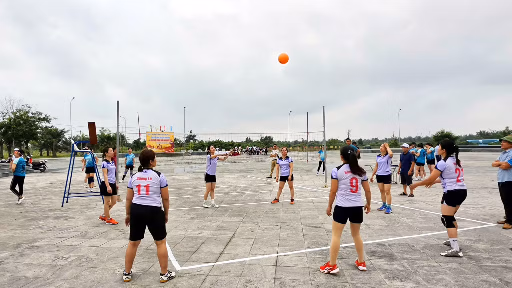 Ngay sau lễ khai mạc, giải bóng chuyền hơi và các hoạt động thể thao sôi động được khởi tranh.