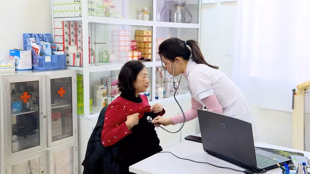 Nhân viên Trạm Y tế phường Quảng Yên khám sức khỏe cho người dân.