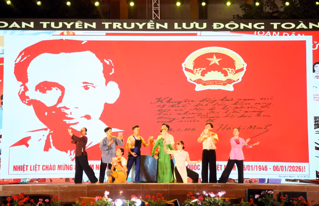 Tiết mục múa của Đoàn Tuyên truyền lưu động TP Hồ Chí Minh tại Đặc khu Vân Đồn.