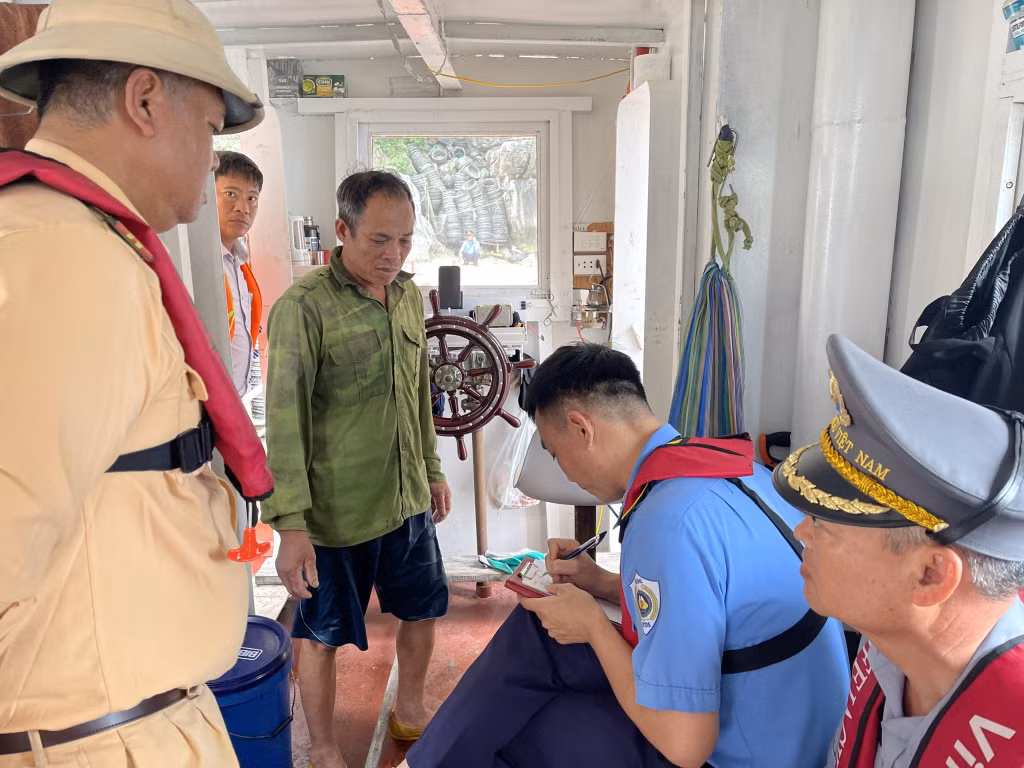 Đoàn kiểm tra liên ngành lập biên bản hoạt động nuôi trồng thủy sản trái phép đối với hộ gia đình ông Đinh Văn Đông.