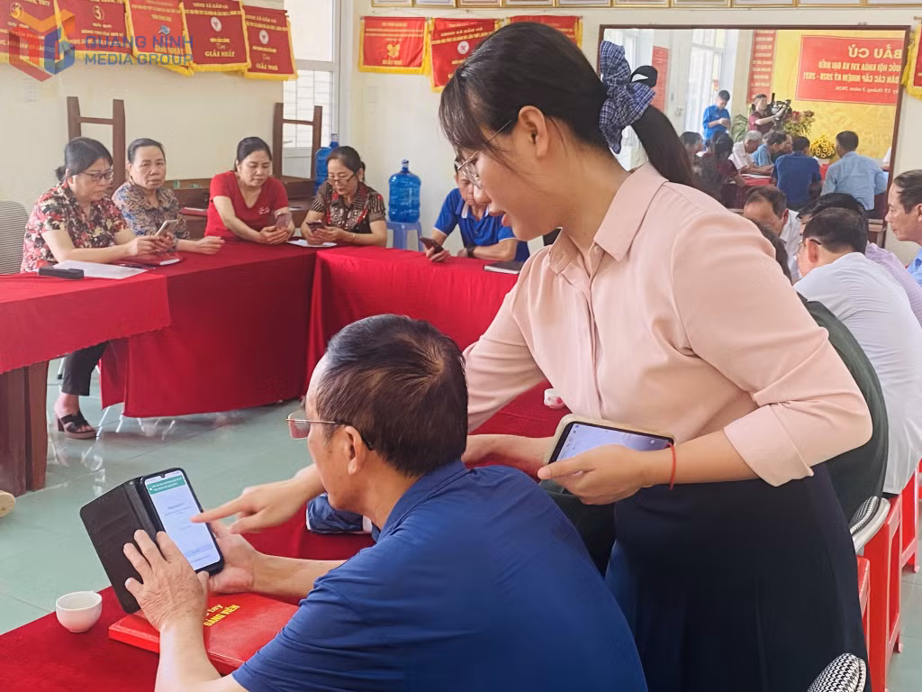 Cán bộ xã Đầm Hà hướng dẫn Đảng viên sử dụng Sổ tay Đảng viên điện tử.