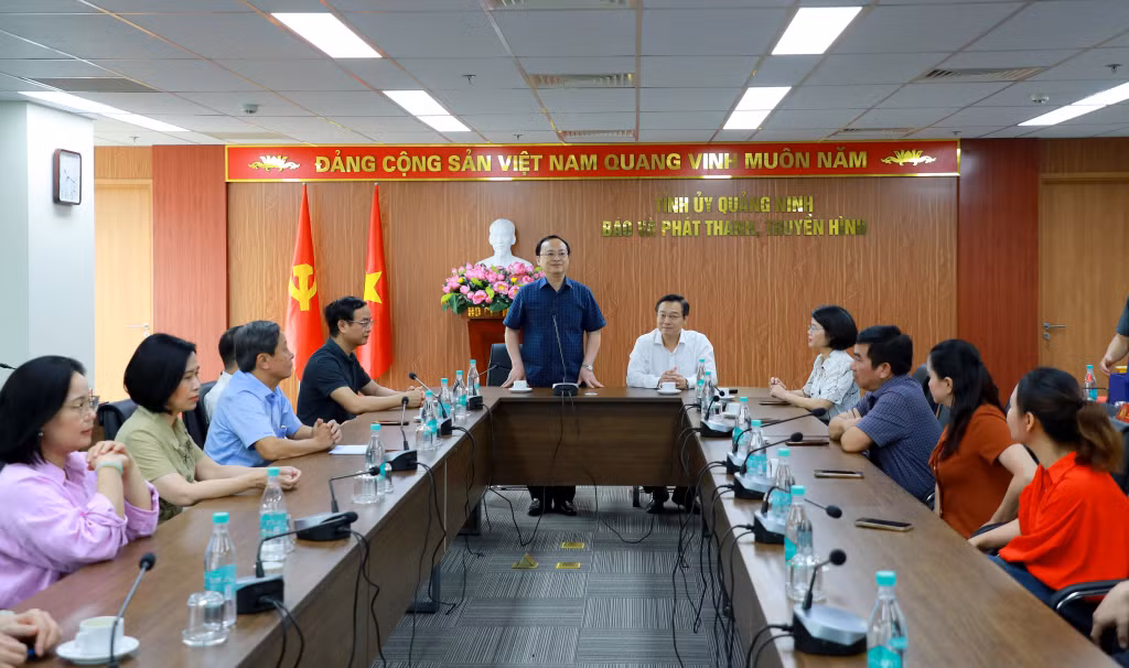 Đồng chí Đỗ Tiến Sỹ, Uỷ viên Trung ương Đảng, Tổng Giám đốc Đài Tiếng nói Việt Nam, phát biểu tại buổi làm việc với Báo và Phát thanh, Truyền hình Quảng Ninh.